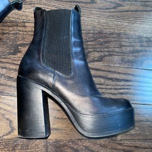 L’intervalle Black Leather heeled boots!